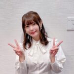 Ayana Taketatsu Instagram - 『勇者が死んだ！』 放送直前生放送の時のお写真🤳 白い服って、きもちがシャキッとするのでついつい選びがちなのです。 ぱーーん！と清々しい白さを見ると、本番頑張るぞー！と気合いが入る魔法の色。 ٩( ᐛ )وヤァー！ ٩( ᐛ )و٩( ᐛ )و٩( ᐛ )و