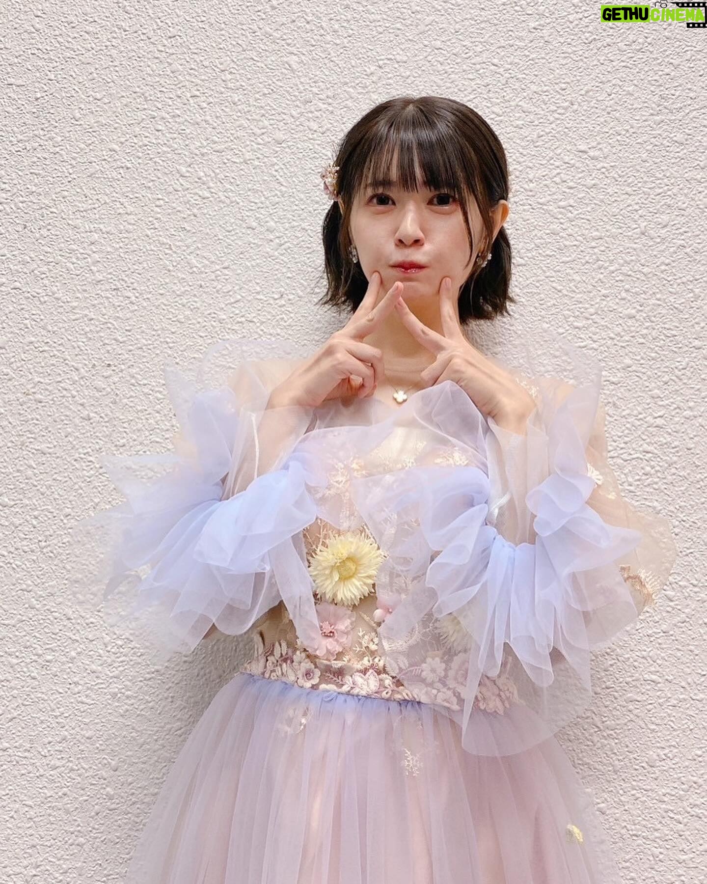 Ayana Taketatsu Instagram - 今日の衣装が可愛いすぎて、、、 こんな短い時間しか着ないのもったいない!! って何度も思いました😂💕 スタイリストのhanaさんがドレスアレンジまでしてくれて 世界でひとつしかないドレスなのです。 細かいところまですんごく可愛いの。 大好きな作品でこんなに可愛い衣装着て 大きなステージに立たせてもらうなんて とっても贅沢な時間でした。 横浜アリーナでオーケストライベントって改めてすごい。 『たからもの』聴いて、ぐっときてしまって。 レコーディングの時も気を抜くと涙が込み上げてきそうになったのですが、『二乃ってこういう時すごく踏ん張る子だよな』って。 改めて二乃という女の子に力をもらって、さらに大好きになったことを思い出しました。 5つ子ちゃんを想ったり、 作品へ想いを馳せたり、 もう会えないだいすきなひとを思い浮かべたり、 いつもあたたかな笑顔をくれる人に感謝したり、 寂しくて優しい気持ちにしてくれるこの曲が好きだなと 改めて今日思ったのでした。(突然の長文の感想。笑) キャストのみんなも、スタッフさんも、 五等分の花嫁を愛してくれるみんなも 全部がだいすき!!! 明日も最高の1日になるとしか思えません✨ とっても楽しみです! おやすみなさい☺️