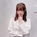 Ayana Taketatsu Instagram - 『勇者が死んだ！』 放送直前生放送の時のお写真🤳 白い服って、きもちがシャキッとするのでついつい選びがちなのです。 ぱーーん！と清々しい白さを見ると、本番頑張るぞー！と気合いが入る魔法の色。 ٩( ᐛ )وヤァー！ ٩( ᐛ )و٩( ᐛ )و٩( ᐛ )و