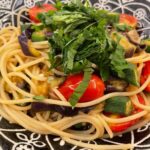Ayana Taketatsu Instagram - 夏野菜の冷製パスタ！ 大好きな大葉を大量に添えました。笑 （添えたレベルじゃないくらい） パスタはきちんと冷水でしめます。 食欲ない日でもぺろりと食べられちゃいますよん😋 （食欲ない日なんて殆どないのだけれど…笑）