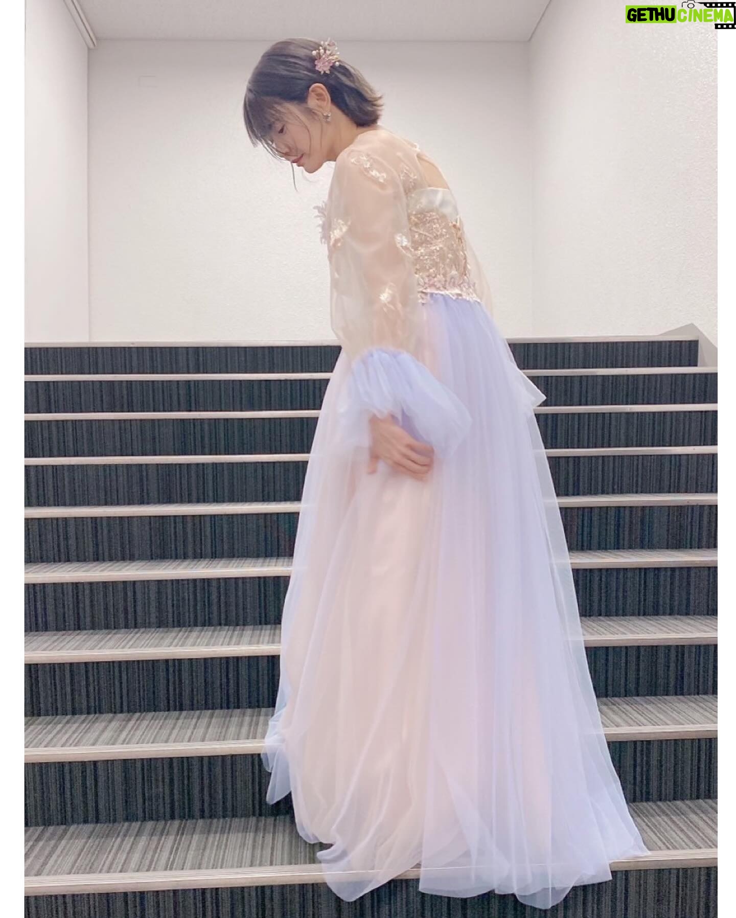 Ayana Taketatsu Instagram - 今日の衣装が可愛いすぎて、、、 こんな短い時間しか着ないのもったいない!! って何度も思いました😂💕 スタイリストのhanaさんがドレスアレンジまでしてくれて 世界でひとつしかないドレスなのです。 細かいところまですんごく可愛いの。 大好きな作品でこんなに可愛い衣装着て 大きなステージに立たせてもらうなんて とっても贅沢な時間でした。 横浜アリーナでオーケストライベントって改めてすごい。 『たからもの』聴いて、ぐっときてしまって。 レコーディングの時も気を抜くと涙が込み上げてきそうになったのですが、『二乃ってこういう時すごく踏ん張る子だよな』って。 改めて二乃という女の子に力をもらって、さらに大好きになったことを思い出しました。 5つ子ちゃんを想ったり、 作品へ想いを馳せたり、 もう会えないだいすきなひとを思い浮かべたり、 いつもあたたかな笑顔をくれる人に感謝したり、 寂しくて優しい気持ちにしてくれるこの曲が好きだなと 改めて今日思ったのでした。(突然の長文の感想。笑) キャストのみんなも、スタッフさんも、 五等分の花嫁を愛してくれるみんなも 全部がだいすき!!! 明日も最高の1日になるとしか思えません✨ とっても楽しみです! おやすみなさい☺️