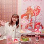 Ayana Taketatsu Instagram - ちょっと前の話ですが、 Q-potカフェ×カードキャプターさくらコラボに行ってきました🎀 店内さくらちゃんだらけで可愛いかったし、楽曲も主題歌だけじゃなくキャラソン沢山かかってて最高だった…！！（全部歌えるオタク） 推し活としてグッズは一つずつ注文したのですが、とにかく全部可愛いくて…！ ネックレスもディティール細かくて感動😂 最高の時間でした✨ クリアカード編も好きだけど、このクロウカード編とさくらカード編あたりの絵は子供の頃を思い出してテンション上がります！！ #カードキャプターさくら #Q-pot