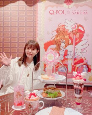 Ayana Taketatsu Instagram - ちょっと前の話ですが、
Q-potカフェ×カードキャプターさくらコラボに行ってきました🎀
店内さくらちゃんだらけで可愛いかったし、楽曲も主題歌だけじゃなくキャラソン沢山かかってて最高だった…！！（全部歌えるオタク）
推し活としてグッズは一つずつ注文したのですが、とにかく全部可愛いくて…！
ネックレスもディティール細かくて感動😂
最高の時間でした✨
クリアカード編も好きだけど、このクロウカード編とさくらカード編あたりの絵は子供の頃を思い出してテンション上がります！！

#カードキャプターさくら
#Q-pot