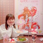 Ayana Taketatsu Instagram - ちょっと前の話ですが、 Q-potカフェ×カードキャプターさくらコラボに行ってきました🎀 店内さくらちゃんだらけで可愛いかったし、楽曲も主題歌だけじゃなくキャラソン沢山かかってて最高だった…！！（全部歌えるオタク） 推し活としてグッズは一つずつ注文したのですが、とにかく全部可愛いくて…！ ネックレスもディティール細かくて感動😂 最高の時間でした✨ クリアカード編も好きだけど、このクロウカード編とさくらカード編あたりの絵は子供の頃を思い出してテンション上がります！！ #カードキャプターさくら #Q-pot