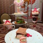 Ayana Taketatsu Instagram - ちょっと前の話ですが、 Q-potカフェ×カードキャプターさくらコラボに行ってきました🎀 店内さくらちゃんだらけで可愛いかったし、楽曲も主題歌だけじゃなくキャラソン沢山かかってて最高だった…！！（全部歌えるオタク） 推し活としてグッズは一つずつ注文したのですが、とにかく全部可愛いくて…！ ネックレスもディティール細かくて感動😂 最高の時間でした✨ クリアカード編も好きだけど、このクロウカード編とさくらカード編あたりの絵は子供の頃を思い出してテンション上がります！！ #カードキャプターさくら #Q-pot