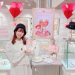Ayana Taketatsu Instagram - ちょっと前の話ですが、 Q-potカフェ×カードキャプターさくらコラボに行ってきました🎀 店内さくらちゃんだらけで可愛いかったし、楽曲も主題歌だけじゃなくキャラソン沢山かかってて最高だった…！！（全部歌えるオタク） 推し活としてグッズは一つずつ注文したのですが、とにかく全部可愛いくて…！ ネックレスもディティール細かくて感動😂 最高の時間でした✨ クリアカード編も好きだけど、このクロウカード編とさくらカード編あたりの絵は子供の頃を思い出してテンション上がります！！ #カードキャプターさくら #Q-pot