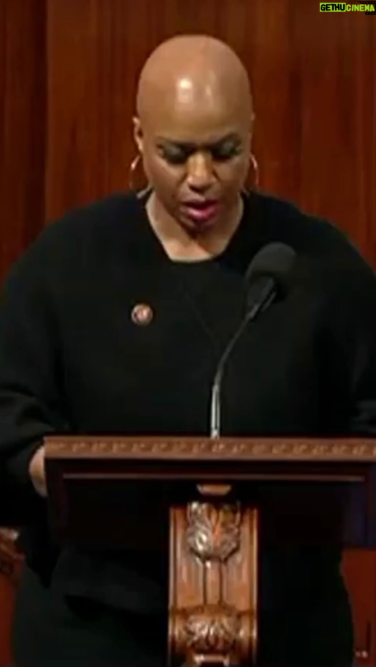 Ayanna Pressley - 3.3K Likes - @walgreensā closures of pharmacies in Roxbury, Mattapan & Hyde Park are not arbitrary or innocent.
They are disruptive, life-threatening acts of racial & economic discrimination.
As a multi-billion-dollar corporation, they must stop divesting from Black & brown communities.