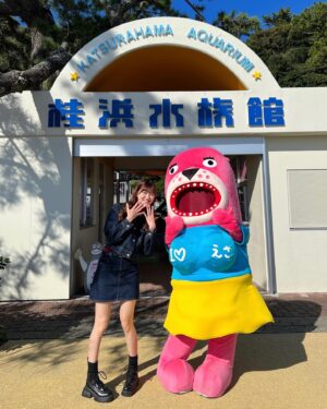 Ayano Kawamura Instagram - #桂浜水族館

桂浜水族館の公式マスコットキャラクターの
おとどちゃんが案内をしてくれました！

高知色が強くてユニークな水族館です😂

エサやりも楽しいですし
コツメカワウソ、アシカ、ペンギン、カピバラなどかわいい動物がたくさんです🦭

サイン書かせてもらったので探してみてね😉
#ANGERME#アンジュルム#川村文乃#かむ高知観光#高知県#高知市#えいね高知市