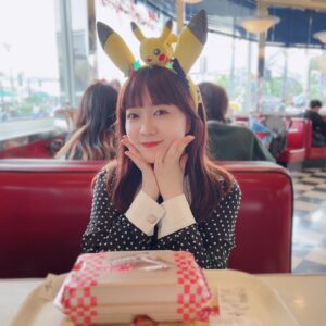 Ayasa Ito Instagram - ピカチュウといっしょ☺️☺️☺️
#usj #ユニバ
#マリオ入れず
#ピカチュウ 
#涙出るくらい可愛かった