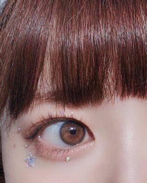 Ayasa Ito Instagram - ❤️声優紅白合戦🤍
華やかでいつもの私の好きなテイストを入れつつ、どこかひとつカッコいいハードな要素が欲しいです！とお願いしたの衣装✨
メイクはキラめき〜なスターな感じにしてもらいました🌟🌟
豪華な一日だったなあ…✨
前日に横浜スカイスパ行けたのも最高でした✌️好きなサウナトップ3に入るな。