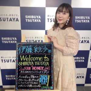 Ayasa Ito Instagram - SHIBUYA TSUTAYAさんにて
発売記念イベントがありました🤍
たくさんのいつも応援してくださる皆さんにお会いできて感激でした！！
#あやさハニー よろしくお願いします！