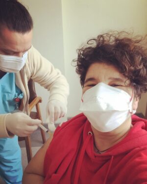 Ayça Damgacı Instagram - Ve 2. Covid aşısı ile bu macera tamamlanır... Aşıdan korkan, aşıya karşı olan falan filan kalmasın bakem... 💪🏾💪🏾💪🏾