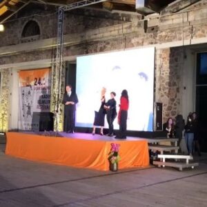 Ayça Damgacı Instagram - 24. Uluslrarası Uçan Süpürge Kadın Filmleri Festivalinde, Bilge Olgaç Başarı ödülünu canımın içı @aytasozeri  ye takdim etmek mutluluğu, gururu, “onuru” mübarek onur haftasında bana nasip oldu. 🌈🌈🌈💜💜💜 @ucansupurgevakfi  #uçansüpürgekadınfilmlerifestivali #onurhaftası #pride
