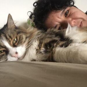Ayça Damgacı Instagram - Benim oğlummm, totik’im çok sevildin, 10 güzel yıl bizimle kaldın ve yine çok yakışıklı ve hızlı ayrıldın aramızdan. Beraber yaşadığız her an için minnetarım sana. Totik ekselanslari, Mecidiyekoy’un gülü, adanin, sokagimizin ürkek yakışıklısı, dut agacimizin yeni yoldaşı 🖤