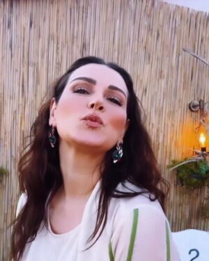Ayça İnci Instagram - Hepinizi kalplerinizden ruhlarınızdan yanaklarınızdan öpüyorum. Bu yıl 30/04/2024 doğumgünüme gelen gelmeyen bazı nedenlerden dolayı gelmek isteyen ama gelemeyen. @pnargonul13 @a.turktekin @guldestan @berberoglu.ezgi @canan.erginn @mesuterginofficial herkese sevgiler Sizler de benimleydiniz gönül bağımız ile .. 😜😘❤️✌🏻Öncelikle çekirdek ailem @cigkarakoc @inci.murat @aycininci @gokhansesen  ve bu sene bize  kapılarını açan doğumgünümü organize eden kaldığımız üç gün boyunca dostlukları tatlı sohbetleri misafirperverlikleri ile gönülleri fetheden dilerim ki bir ömür hayatımda olsunlar hepimizin doğumgünlerini beraber kutlayalım 😘😇 Can’larım @veysel_ahiska @slnbnr ve işletmede ki çalışan ilgili  güler yüzlü ekip lezzetli mutfak tertemiz odalar @megaronhomes  Bizi çok güzel ağırladınız . Ayrıca doğumgünümün ertesi günü bizi öğle yemeğinde ve kahve sohbetinde misafir eden @leylasunerr @cincinellaa @cundaoteli 💓💕💐Doğumgünüme gelen ve hediyeler getiren  tüm dostlarım @mel4k @kazimgok34 @hakanatalaay @emrekvlcm @leylasunerr @sabasuner @julideakderin @yildizkrallllll @grkembygn @ikikisilikrestoran @cygnu.ss @akman_invest_cars @ulkuahiska @iilaydaakal 
Herkese çok teşekkür ederim sağolun var olun 🙏🏻🧿🍀🌈💫🌙🌸