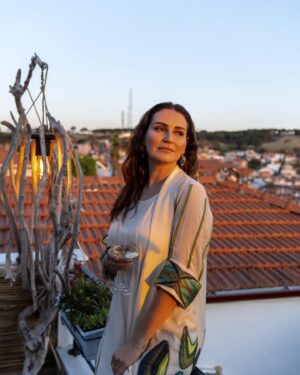 Ayça İnci Instagram - Hepinizi kalplerinizden ruhlarınızdan yanaklarınızdan öpüyorum. Bu yıl 30/04/2024 doğumgünüme gelen gelmeyen bazı nedenlerden dolayı gelmek isteyen ama gelemeyen. @pnargonul13 @a.turktekin @guldestan @berberoglu.ezgi @canan.erginn @mesuterginofficial herkese sevgiler Sizler de benimleydiniz gönül bağımız ile .. 😜😘❤️✌🏻Öncelikle çekirdek ailem @cigkarakoc @inci.murat @aycininci @gokhansesen  ve bu sene bize  kapılarını açan doğumgünümü organize eden kaldığımız üç gün boyunca dostlukları tatlı sohbetleri misafirperverlikleri ile gönülleri fetheden dilerim ki bir ömür hayatımda olsunlar hepimizin doğumgünlerini beraber kutlayalım 😘😇 Can’larım @veysel_ahiska @slnbnr ve işletmede ki çalışan ilgili  güler yüzlü ekip lezzetli mutfak tertemiz odalar @megaronhomes  Bizi çok güzel ağırladınız . Ayrıca doğumgünümün ertesi günü bizi öğle yemeğinde ve kahve sohbetinde misafir eden @leylasunerr @cincinellaa @cundaoteli 💓💕💐Doğumgünüme gelen ve hediyeler getiren  tüm dostlarım @mel4k @kazimgok34 @hakanatalaay @emrekvlcm @leylasunerr @sabasuner @julideakderin @yildizkrallllll @grkembygn @ikikisilikrestoran @cygnu.ss @akman_invest_cars @ulkuahiska @iilaydaakal 
Herkese çok teşekkür ederim sağolun var olun 🙏🏻🧿🍀🌈💫🌙🌸