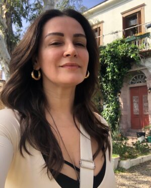 Ayça İnci Instagram - 1.sezonunda seyircisi olduğum kitabını hikayeyi görüntülerini mekanları sevgili oyuncu kadrosunun oyunculuklarını beğeni ile izleyip takip ettiğim ne güzel keşke bu projede ben de yer alsaydım Ayvalık’ta olsaydım  dediğim @uckizkardestvdizisi bu güzel iş’e 2.sezonunda 20. Bölümünde #sevilayyalçın karakteri ile ben de dahil oldum ve 3. Sezonunda 84. Bölümde final yapıyoruz.Öncelikle  bu büyük başarı için yapımcımız @surecfilm @iincigundogdu @peliinnyasarr menajerim @ph7entertainment  @beyza_eraydin kanalımız @kanald hikayesi @iclalaydin senaristleri @sevgiyilmaz @zilufer @qothiqueen  yönetmenlerimiz @edateksoz @aycayaykin yapım koordinatörü @aynurbasgok @kazimgok34 @drsn_suheda sanat yönetmenimiz @mel4k makyözlerimiz @goncis2 @makeupmeryemkalkan saç @ersin_tekin_17 @djncerkaya @c.tutal @yukosaydam_ @xbugsehot  kostüm @ejehen @cankhy @cilewwk görüntü yönetmenlerimiz reji ses ışık tüm teknik ekip prodüksiyon ulaşım karavanlarımız herkese sevgiler saygılar selamlar başka projelerde yollarımızın kesişmesi umuduyla EKİP CAN’DIR çok güzel di ve bundan sonra da Her şey çok güzel olacak!!🤍🧿🙏🏻🎥🎬😉 Yolu sevgiden geçen herkesle bir gün bir yerde buluşuruz demiş şair #kayahan 
Veee tüm oyuncu arkadaşlarıma 
@kayaozgu @berkerguvenn @melisaberb @almilaada @gokberkdemirci @vuralsahanoglu @hakanatalaay @senmervesen @beniandonmez @tayfun.erarslan @vedayurtsever @guldestan @emrekvlcm @emrealptorun @demircankacell @erenoren @cengizorhonlu @nazlisenem @crnksm @rehaozcanofficial @aydannsener @alminakeskinofficial @zeynepcobaner17 @alphaftaoglu
