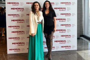 Ayça İnci Instagram - Ne güzel bir gündü prensesim 💐🌸💜
Çocukken çok kızarız kardeşimiz oldu diye özellikle de hemcinsimizse oyuncaklarınla oynar kıyafetlerini giyer eşyalarına odana  ortak olur hatta anne ve babana da bu nerden çıktı niye geldi deriz 🙈😜 Ama belli  bir yaşa gelince de ne kadar önemli oluyor kız kardeşlik!İyi ki var!! 🙏🏻 Olmayanlar hatta tek olanlar ne yapsın 🙄🙃 Bir gün gelir ki eş dost arkadaş değil en iyi arkadaşın yoldaşın dostun kardeşin olduğunu anlar insan!! Kan bağı Can bağı gibisi var mı??O yüzden sayılı gün hayat; yaşarken  kıymetini bilmeli insan! 🧿🤍✌🏻🌙💫 @aycininci