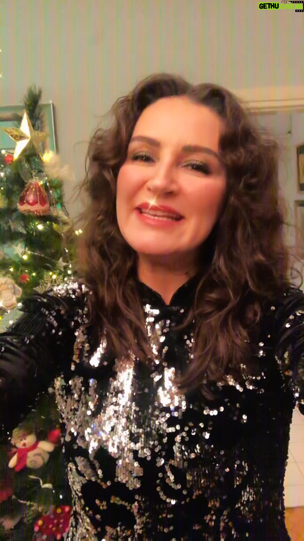Ayça İnci - 1.1K Likes - ❤️🎄🙏🏻🍀
