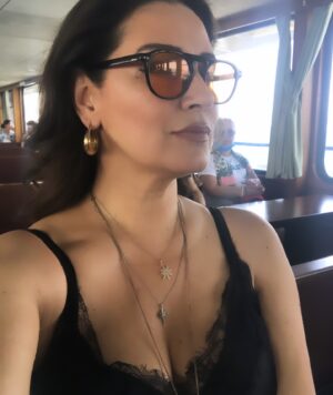 Ayça İnci Instagram - Pardon bakarmısınız? Tanışmışmıydık ?? #uskudarkarakoyturyol 
👻😉🤪🙃🌟💫✨🙈 

Peki bu şarkıyı hatırlarmısınız???