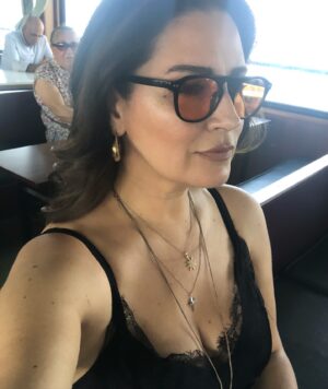 Ayça İnci Instagram - Pardon bakarmısınız? Tanışmışmıydık ?? #uskudarkarakoyturyol 
👻😉🤪🙃🌟💫✨🙈 

Peki bu şarkıyı hatırlarmısınız???
