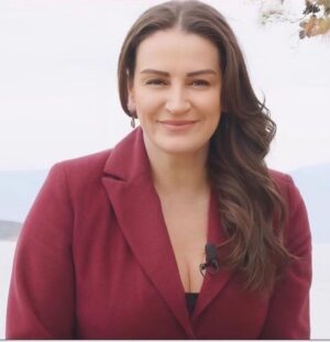 Ayça İnci Instagram - Gel otur güzel yaşım 20 gel buluta bakalım… Doğumgünüme son 12 gün kala 💜🌸 20 yaşımla sohbet yarım asırlık olmaya doğru giderken bir konuşalım dedik !!! 🤪😉🙃✌🏻☯️🌙💫✨ 
Daha yarım asır olmadık var daha yaklaşırken diyelim !! 🤣😎 
O çocuk hala kalbimde 🤍🧿😉🙈✌🏻👍🏻