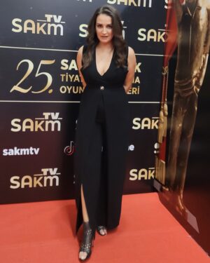 Ayça İnci Instagram - 25. Yıl nasıl duygusu yoğun bir gece.. Nicelerine @keremalisik 🤍🧿✌🏻🙏🏻 
Onlar görüyor  #sadrialışık #çolpanilhan #atillailhan #sevdaderdağ 💫🌟🌟✨ @sakm_online @sakm_akademi