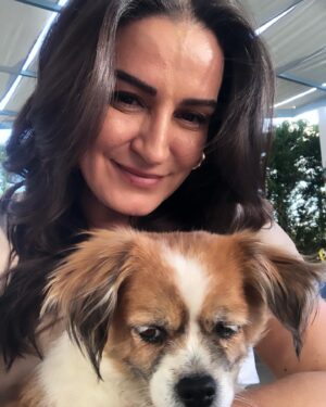 Ayça İnci Instagram - Aman da aman!! Bu güzelimizin adı Zilli çok sevdik birbirimizi..Ayvalık’tan gidiyorum diye öpüyor beni ama yine geleceğim ben kuzum Cunda’ya  seni görmeye merak etme 🤍🧿🌞 🐶😉 @megaronhomes