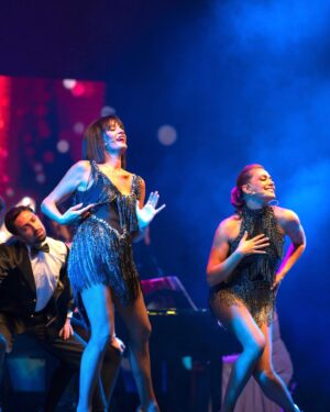 Ayça Varlıer Instagram - 2 sene sonra Türkiye’ye ilk kez gelip 19 Eylül’de @maximumuniq ‘te gerçekleşen “Broadway in Istanbul” müzikal projesinde yer aldığım için çok mutluyum💃🏻🤍 En başta olmak üzere yıllardır birlikte çalıştığımız harika kadın Nurcan Karaca’ ya @nkprojeler ve onun prodüktörülünde olan “Broadway in Istanbul Vol.2” müzikal konserimizi yöneten @ugurbaburhan ‘a, müzkal direktörümüz @serpilgunseli ‘ye, sabır taşı koreografımız @_nur.dogan_ ‘a, muhteşem kostumlerimiz için @cihan.nacar ‘a , tekrar birlikte 2 kadın sahneye çıktığım @borakozge ‘a, erkek partnerim dünya tatlısı @firatcelik’ e , sahneyi paylaştığım tüm oyuncu &şarkıcı arkadaşlarıma, büyüklerime ve küçüklerime, yeni tanıştığım çok yetenekli ensamble ve dansçı ekibine burdan bir kez daha kocaman teşekkürlerimi iletiyorum. İlerideki projelerde buluşmak ve seyircimizi hep birlikte tekrar büyülemek dileğiyle 💫 Bu harika fotoğrafları atlamadım! @verkan6520 🙏💎