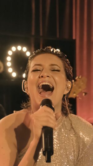 Aycan Koptur Instagram - It’s Show Time ✨🥹.
.
Bu güzel çekimler için @vastmag_ ekibine, 
Müthiş kurgusu için @kaankycn ‘a,
Her zamanki gibi beni inanılmaz yaptıkları için @nilayko ve @fekubra ‘ya, 
Orkestramı da unutmayan @kravatkolik ‘e,
Unutulmaz bu gece için de @madam_nica ‘ya sonsuz teşekkürler 🫠🫶🏼