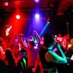 Aycan Koptur Instagram - ERASMUS 2022! Biz ne yaşadık böyle? Bu kadar eğlenilir mi? Geceden çıkamıyoruz! @yolo.enter Yine inanılmaz bir party yaptı 🫠 çıktığımız en güzel sahnelerden biriydi 🥹! Çok mutluyuz, hemen tekrarlansın 🫶🏼. . Gecenin mimarı @melisisiten 💘. Benim mimarım @fekubra ❤️‍🔥. Star parçalarım @flawwomen 🤍. Ekip arkadaşlarım @deniz_kunay @canberkcebecioglu @firat_pakyurek @obuzgokhan_ 💚💛🧡💙. Bu güzel fotoğraflar @alco.jpeg 💕.