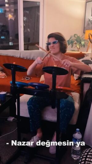 Aycan Koptur Instagram - MÜZİK @deniz.isin