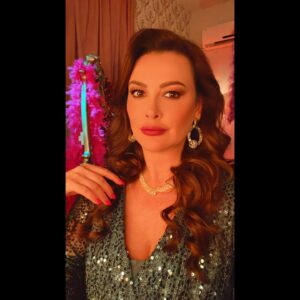 Ayçin İnci Instagram - 🌷🧿 ŞERMİN, haftaya Pazartesi akşamı izleyeceğiniz 12. Bölümde Kapadokya’ya bomba💥💣gibi düşecek! 🤩 Cemile’nin Şermin’den çekeceği var, deli deliyi görünce değneğini saklarmış 😄😂 Senaristlerimize ve yapıma teşekkür etmek istiyorum. Şermin dün güzel bir giriş yaptı ve 12. Bölümde özenle yazıldığı çok belli. 🤩 Safir’in genel hikayesini de çok ama çok beğendim 💕  @nalanmerter 👏🏻 @burcuuover 👏🏻 @safirdizisi @ntcmedyatv 💐💕 Ve çalışmalarınıza teşekkür ederim menajerim @buketkahramantm @buketkahraman ve menajerim @berkaykahraman 💫🌺🌼🌸