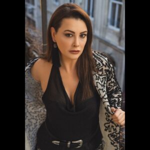 Ayçin İnci Instagram - Hadi siz de söyleyin, hangisini beğendiniz? 1 mi 2 mi? 💕 @buketkahraman
#dress @perihandemirdelen
#Pr @prfashionpr
#Styling @prfashionpr #photography @yurtbayenes