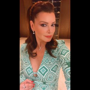 Ayçin İnci Instagram - Bence 1 🧚‍♀️🍀🌸💐 Ama 2 ve 3’e de kıyamadım. Sizce? 💞 #selfie #60s #twist 👗👛
