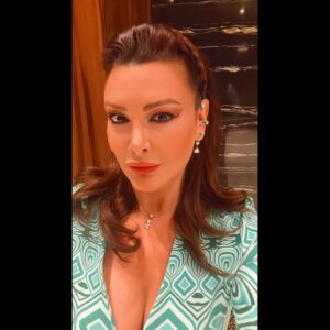 Ayçin İnci Instagram - Bence 1 🧚‍♀️🍀🌸💐 Ama 2 ve 3’e de kıyamadım. Sizce? 💞 #selfie #60s #twist 👗👛