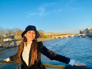 Aydan Taş Instagram - 🌹🗼 Je vois la vie en rose 🗼🌹
 #atsonfotoyufava ❤️ #parisgünlüğü