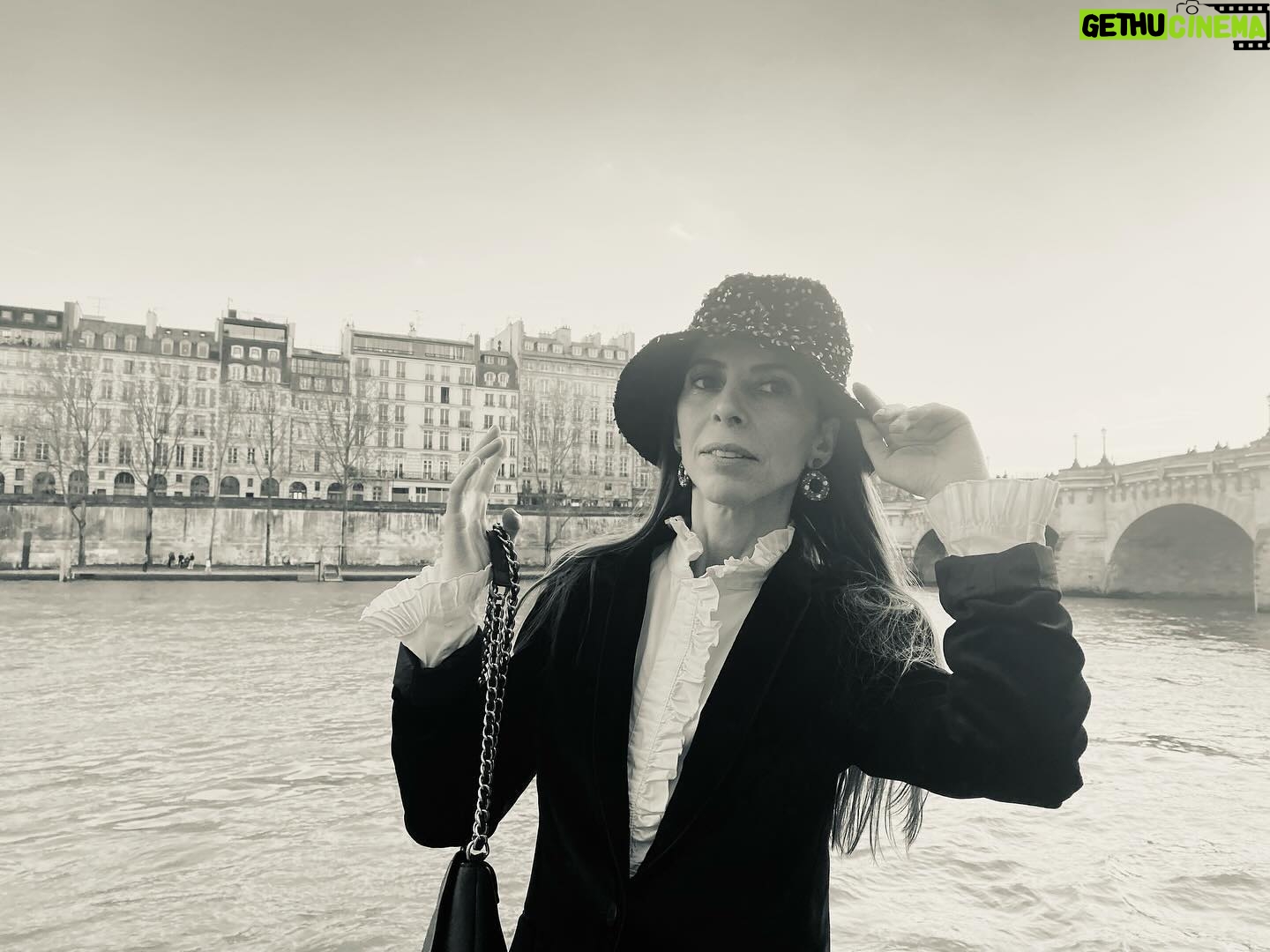 Aydan Taş - 3 Likes - 🌹🗼 Je vois la vie en rose 🗼🌹
#atsonfotoyufava ❤️ #parisgünlüğü