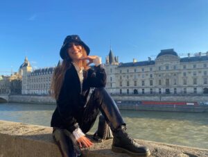 Aydan Taş Instagram - 🌹🗼 Je vois la vie en rose 🗼🌹
 #atsonfotoyufava ❤️ #parisgünlüğü