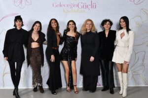 Aydan Taş Instagram - Size Geleceğin Güçlü Kadınları projesinin çok özel kahramanlarından bahsedeceğim. Esra, Meltem, Özlem Süer, Özlem Kaya, Zeynep, Tuvana ve bu fotoğrafta olamayan Şansım ve Züleyha 🌟 Bu kadınlar bu projenin en kıymetli yaratıcılarından✨ Bu kadınlar bu konsept özelinde çok emek vererek, her detayı düşünerek şahane tasarımlara imza attılar. Ayrıca gördüğünüz bu kadınlar, bu gece için tasarlanan bu Tasarımlarının satışından elde edilen gelirleri, TOG vakfı destek fonuna aktardılar. Ve bir yerlerde hiç tanımadığımız bir çok üniversite öğrencisine umut oldular.Emeğiniz, anlayışınız, desteğiniz, müthiş enerjiniz iyi ki var! Sizin gibi emekçi, üreten, pırıl pırıl kadınlar iyi ki var 🌸 Çok kıymetlisiniz bizim için çook. Sizin ile her yıl el ele yürümeyi ve hepimizi çok seviyorum ❤️ 8 Mart Dünya Emekçi Kadınlar Günümüz Kutlu Olsun💪🏻 @togvakfi ❤️

Fransa : @tuvana_buyukcinar 🌟
Güney Meksika : @sudietuzofficial 🌟
Japonya : @ozlemkayaofficial 🌟
İtalya : @meltemozbek 🌟
İngiltere : @ozlemsuer 🌟
Yunanistan: @zeyneptosunofficial 🌟
Türkiye : @esragursesofficial 🌟
Güçlü Anneler ve Kızları: @zuleyhakuru 🌟

#ggk24 @gelecegin.guclukadinlari 💪🏻🌸
