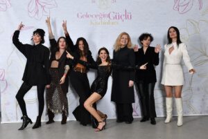 Aydan Taş Instagram - Size Geleceğin Güçlü Kadınları projesinin çok özel kahramanlarından bahsedeceğim. Esra, Meltem, Özlem Süer, Özlem Kaya, Zeynep, Tuvana ve bu fotoğrafta olamayan Şansım ve Züleyha 🌟 Bu kadınlar bu projenin en kıymetli yaratıcılarından✨ Bu kadınlar bu konsept özelinde çok emek vererek, her detayı düşünerek şahane tasarımlara imza attılar. Ayrıca gördüğünüz bu kadınlar, bu gece için tasarlanan bu Tasarımlarının satışından elde edilen gelirleri, TOG vakfı destek fonuna aktardılar. Ve bir yerlerde hiç tanımadığımız bir çok üniversite öğrencisine umut oldular.Emeğiniz, anlayışınız, desteğiniz, müthiş enerjiniz iyi ki var! Sizin gibi emekçi, üreten, pırıl pırıl kadınlar iyi ki var 🌸 Çok kıymetlisiniz bizim için çook. Sizin ile her yıl el ele yürümeyi ve hepimizi çok seviyorum ❤️ 8 Mart Dünya Emekçi Kadınlar Günümüz Kutlu Olsun💪🏻 @togvakfi ❤️

Fransa : @tuvana_buyukcinar 🌟
Güney Meksika : @sudietuzofficial 🌟
Japonya : @ozlemkayaofficial 🌟
İtalya : @meltemozbek 🌟
İngiltere : @ozlemsuer 🌟
Yunanistan: @zeyneptosunofficial 🌟
Türkiye : @esragursesofficial 🌟
Güçlü Anneler ve Kızları: @zuleyhakuru 🌟

#ggk24 @gelecegin.guclukadinlari 💪🏻🌸