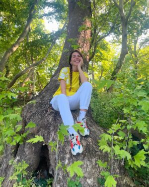 Aydan Taş Instagram - #atsonfotoyufava 🫂💚 Bu post ile ilgili ilk yorum #mehmetarifnihatasya ‘dan geliyor 🌳 👧 

Çocuk, çok sevdi ağacı...
Verirdi ona, her kış
Çiçekleri olaydı! 
Ağaç, çok sevdi çocuğu...
Öperdi altın saçlarından
Dudakları olaydı!