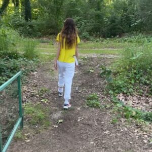 Aydan Taş Instagram - #atsonfotoyufava 🫂💚 Bu post ile ilgili ilk yorum #mehmetarifnihatasya ‘dan geliyor 🌳 👧 

Çocuk, çok sevdi ağacı...
Verirdi ona, her kış
Çiçekleri olaydı! 
Ağaç, çok sevdi çocuğu...
Öperdi altın saçlarından
Dudakları olaydı!