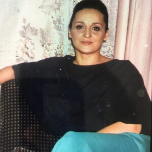 Aydan Şener Instagram - Güzel annem..Bizi bırakıp gideli bugün tam 10 yıl oldu..Hiç dinmeyen özleminle,her zaman seni hatırlayarak,anarak geçen yıllar..Umarım orada mutlusundur ama sen bizsiz hiç mutlu olmazsın ki..❤️🌹🌹