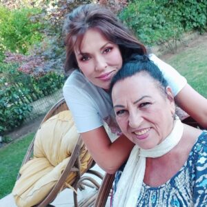 Aydan Şener Instagram - Bu tatlı kadın benim sadece halam değil..Sırdaşım,arkadaşım,can yoldaşım,hem ana hem baba yarım..Sen hep bizimle ol canım halacim..❤ @sulhiyedikmen