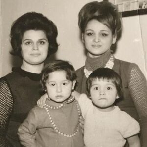 Aydan Şener Instagram - Canımm annemm,güzel teyzem,benim canımın içi kuzenim @nesrintercanlioglu ile yıllarrr öncesinden elime geçen bir foto..❣#tbt( kaküllü afacan tabiki ben) 🥰 ışınlanıversem keşke o güne..