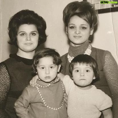 Aydan Şener - 10.3K Likes - Canımm annemm,güzel teyzem,benim canımın içi kuzenim @nesrintercanlioglu ile yıllarrr öncesinden elime geçen bir foto..❣#tbt( kaküllü afacan tabiki ben) 🥰 ışınlanıversem keşke o güne..