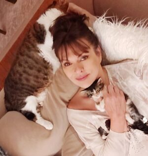 Aydan Şener Instagram - Güzel bir güne uyanmamız dileğiyle..🙏iyi geceler..💞😺😻😽❣