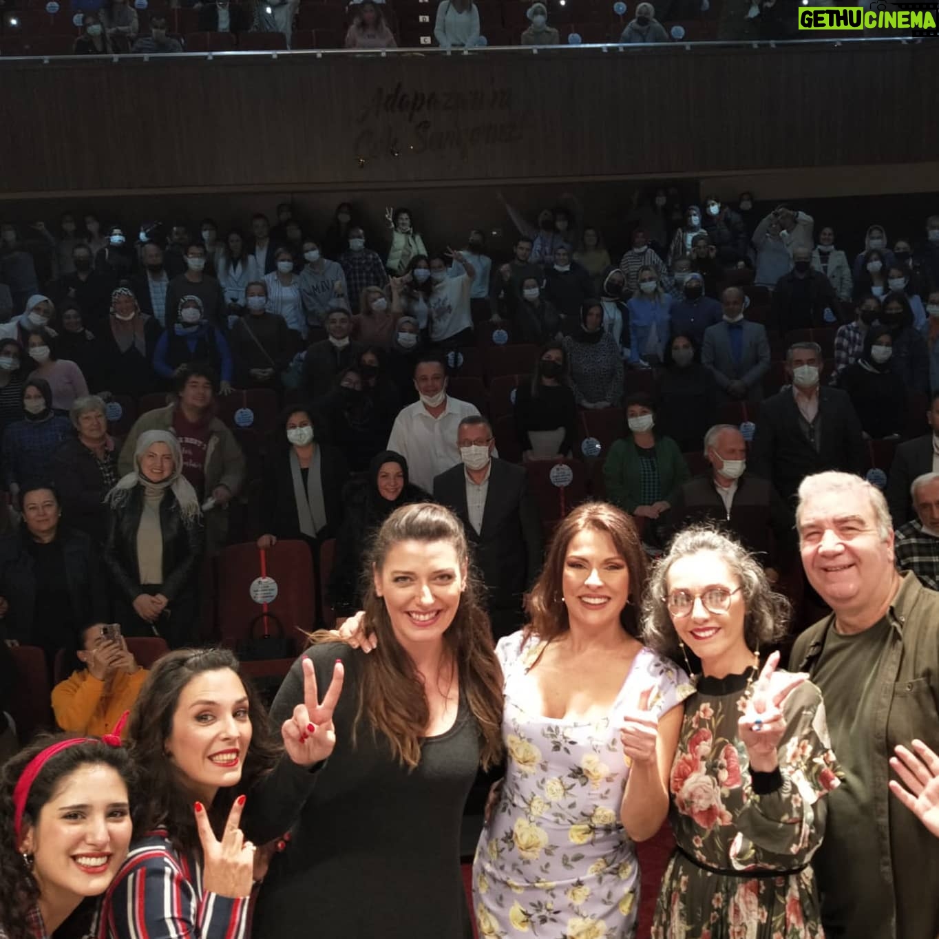 Aydan Şener Instagram - Muhteşem Adapazarı seyirciyle selfi..🙋♀️ #çamlïcanın üç gülü 💞❣🙏@damlacercisoglu @ecmelis @anilyulek @isikselin @kubrayesilayy @efeyesilay @kahramansivri