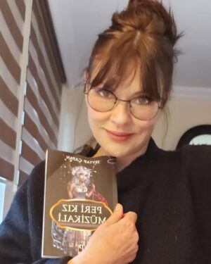 Aydan Şener Instagram - Kaliteli duruşu,olağanüstü oyunculuğu,sıcacık kişiliği,samimî dostluğuyla tanımış olmaktan son derece mutluluk duyduğum benim canım dostum @sevtapcapan nefis bir müzikal yazmış..Emeğine sağlık Sevtap'ım..❤ #peri kız mūzikali..
